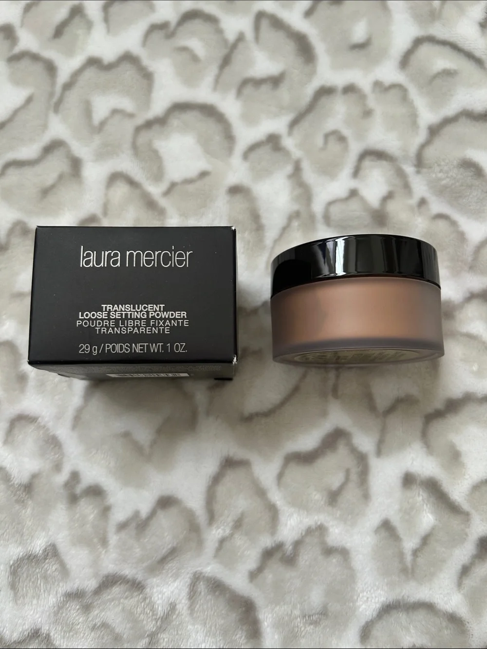 laura mercier Translucent Loose Setting Powder – Black & Cream Jar